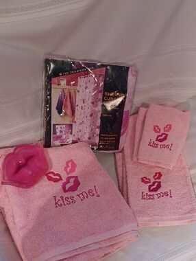 kiss me! Pink Embroidered Bath Towel Set